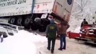 Dramatična akcija izvlačenja kamiona koji je visio sa mosta iznad rijeke Bosne
