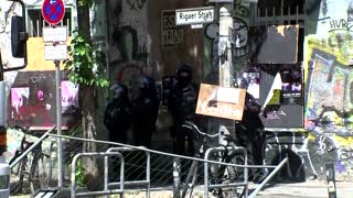 60 police injured in clashes with Berlin squatters