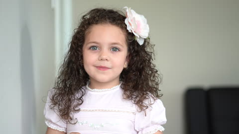 Incredibly Talented 5-Year-Old Sings 'Tomorrow' From Annie
