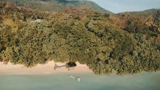 Helicopter makes approach, landing in Paradise 🇸🇨