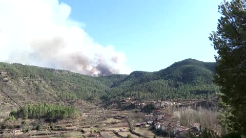 Raging wildfire forces hundreds to evacuate in Spain