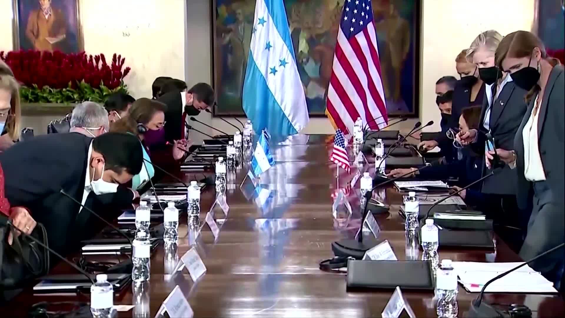 Harris Meets First Female President Of Honduras   AJN8c.4Wpjb 