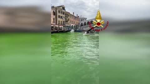 Aparece mancha verde fosforescente en el Gran Canal de Venecia