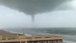 Crazy tornado vortex captured on camera in Cádiz, Spain