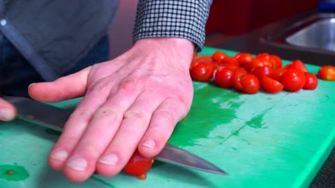Life Hack: How to cut cherry tomatoes in seconds