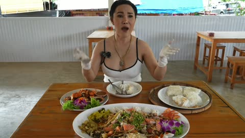 Amazing Grilled Chicken And Papaya Salad Cooked By Beautiful Thai Lady - Thailand Street Food