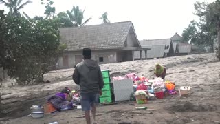 Java volcano forces thousands to evacuate