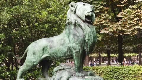 Lion statue park Paris