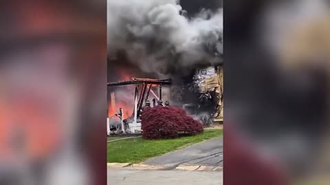 Woman sets occupied house on fire, watches it burn in a lawn chair out front