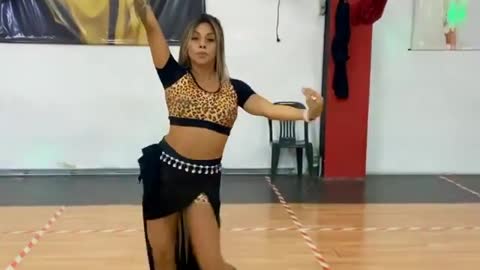 Beautiful Arabic dance by a beautiful lady 😍❤️