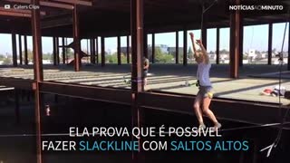 Atleta americana faz slackline com saltos altos