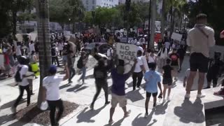 Dos millares de personas protestan en centro de Miami