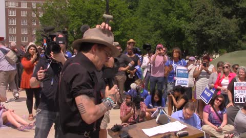 Johnny Depp gives speech then walks up Arkansas State Capitol Steps