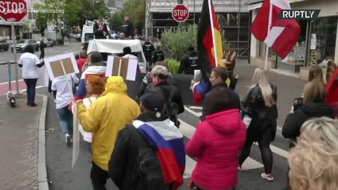 Frankfurtban a szankciók ellen és Oroszország mellett tüntettek
