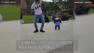 Jogador de futebol freestyle diverte-se com bebê