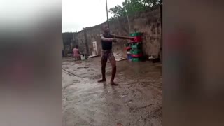 Video: Esta es la historia del niño prodigio nigeriano que baila bajo la lluvia