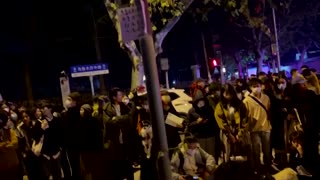 Shanghai residents hold vigil for Urumqi fire victims