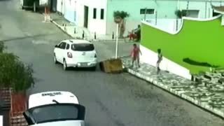 AMAZING ACCIDENTS - VIDEO CARROCINHA HITS THE CAR