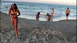 바닷가에서 멋지게 찍으려던 '인생샷'이 졸지에 '흑역사'가 된 이유 (영상)