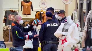 Austria: police officers "following orders" hunt down unvaccinated people in the streets.