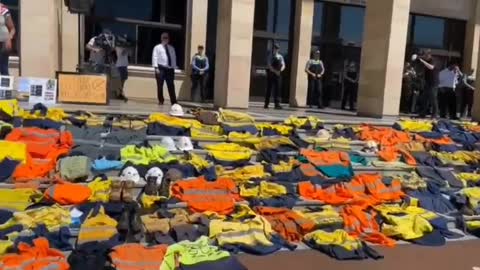 Patriots in Australia laid down their work uniforms on the steps of parliament