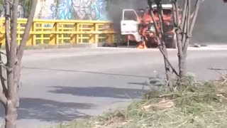 Video: El fuego consumió por completo una camioneta en la vía Piedecuesta – Bucaramanga
