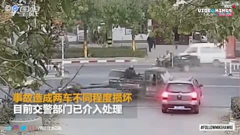 Scooter driver crash and flies into the back of a truck