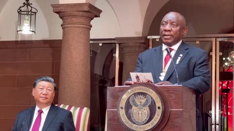 Syd Afrikas præsident Ramaphosa giver Kinas præsident Xi Jinping en medalje