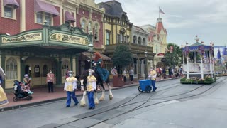 Horse Gets Caught in a Balloon during Magic Kingdom Parade