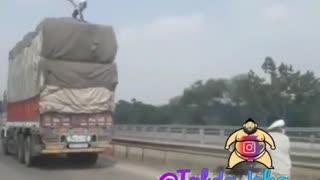 Thief stealing cargo from truck at high speed - Incredible