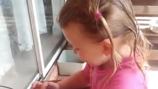 Little girl hilariously gets Alexa to listen to her