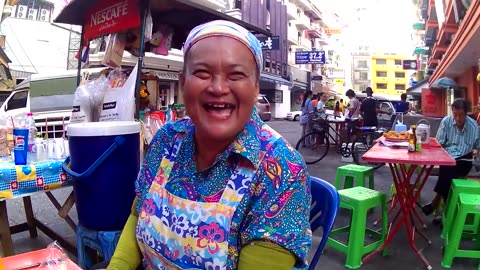 THAI FOOD STREET VENDOR SONGS - Bangkok's Auntie Happy Sings, Yet Again! #StreetFood #Food