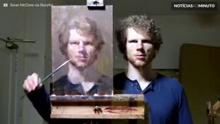 Artista faz autorretrato utilizando técnica de espelho