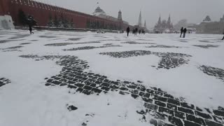 Moscú amanece bajo un manto de nieve