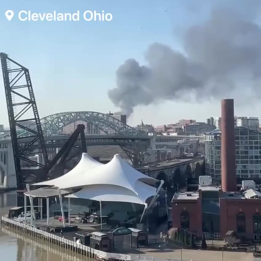 CLEVELAND, OHIO MASSIVE FIRE WITH EXPLOSIONS