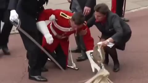 Soldier faints at Windsor castle 🏯🏰