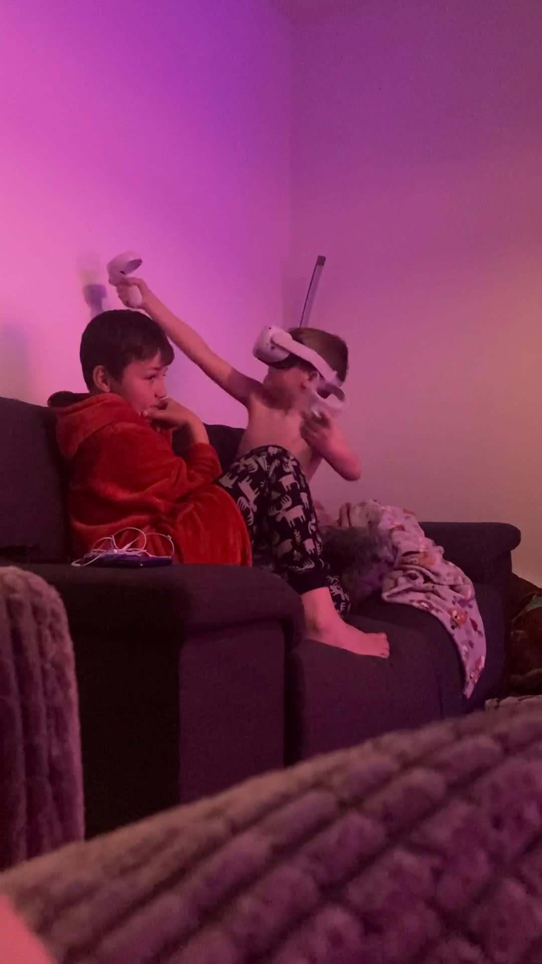 little-brother-playing-oculus-vr-whacks-older-brother-in-mishap