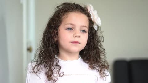 Niña increíblemente talentosa de 5 años canta 'Tomorrow' de Annie