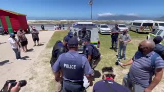 South Africa: police arrest peaceful lockdown protester for not wearing mask Nov. 20, 2021