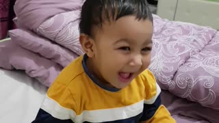 Baby can't stop laughing 48 seconds laughing vedio