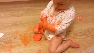 Ребенок играет с красками, убирать маме