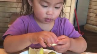 Little girl has priceless reaction to lemon tasting