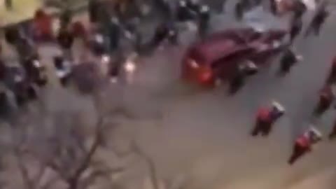突发：威斯康星州游行中SUV撞向观众，20人受伤
