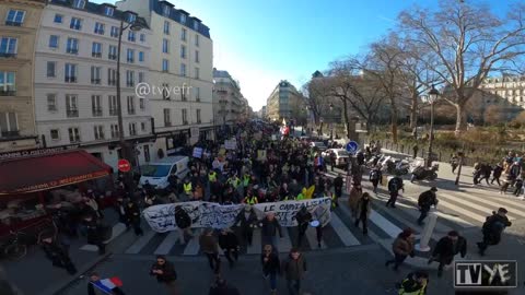 Thousands take to the streets to fight against vaccine passes in Paris, France. @tvyefr
