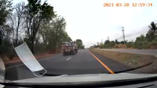 Motorist Narrowly Avoids Fallen Pipe from Truck