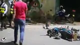 Video: Motociclistas agreden a agentes de tránsito en Barrancabermeja