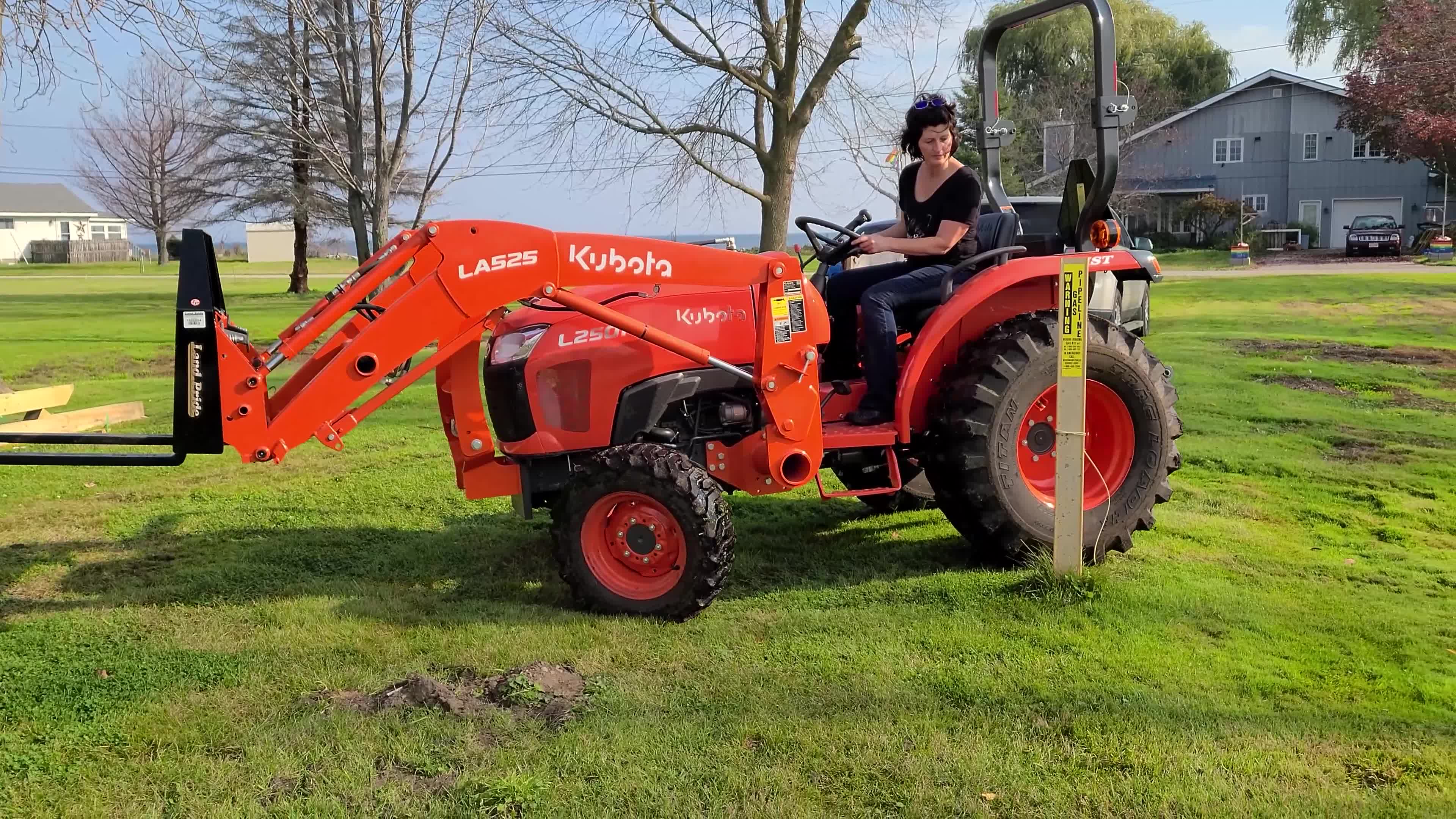 Kubota L2501 Learning To Use Pallet Forks Attachment