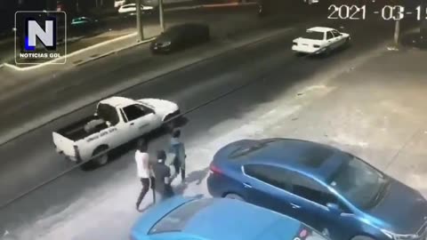 Chofer atropella a tres ladrones que lo habían asaltado