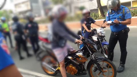 This woman started to curse the traffic enforcer when she's at fault not using her helmet.