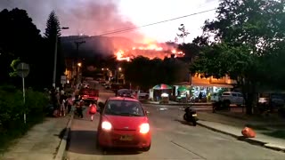 Bomberos de Piedecuesta controlan incendio forestal en el cerro La Cantera